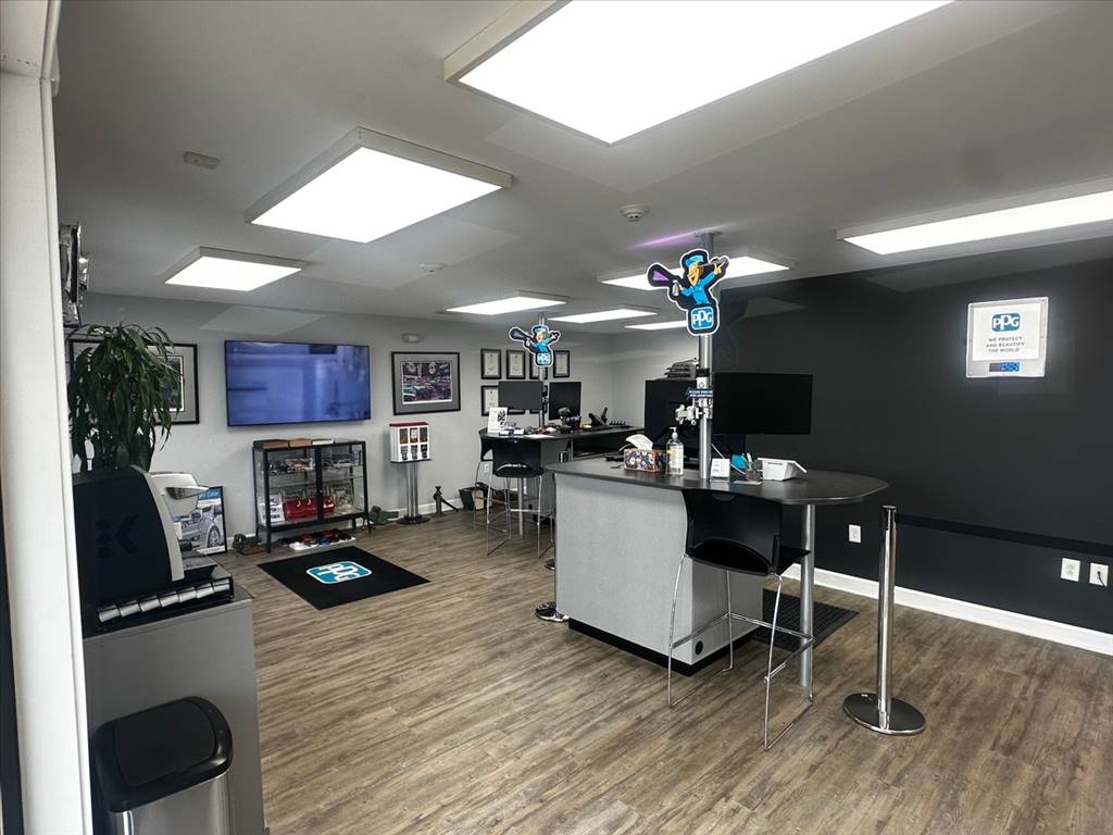 How to Decorate a Auto Body Shop Office: Stylish & Functional Ideas