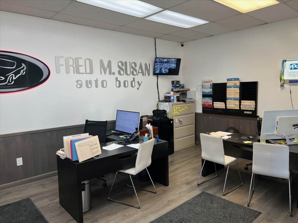 How to Decorate a Auto Body Shop Office: Stylish & Functional Ideas